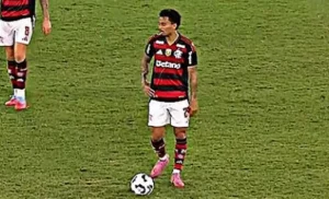 Allan, meio-campista que se transferiu para o Corinthians, em ação no campo