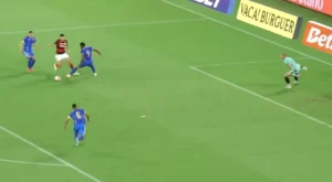 Jogadores de Flamengo e Vitória disputam bola em partida do Campeonato Brasileiro.