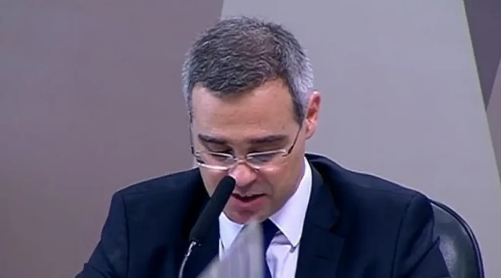 Ministro André Mendonça, futuro vice-presidente do TSE, em pronunciamento sobre desfile de carnaval com homenagem a Lula e possíveis irregularidades eleitorais.