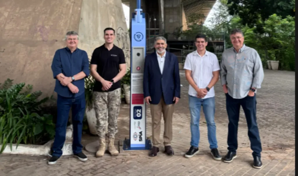 Totem inteligente de segurança do sistema SPIA com botão de emergência e câmeras de videomonitoramento na Ponte Estaiada, Teresina.