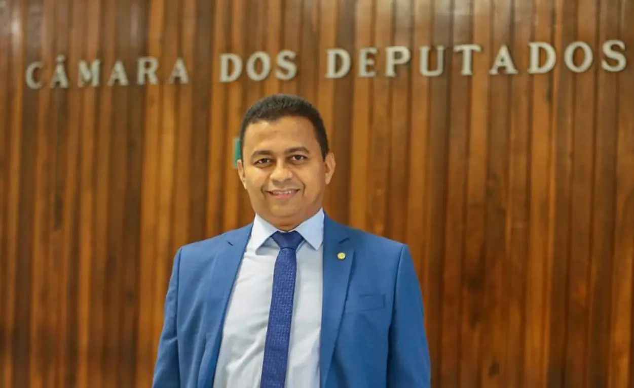 Dr. Francisco assume coordenação da Bancada Federal do Piauí em Brasília 1 Deputado Dr. Francisco (PT/PI) em ambiente institucional, simbolizando sua nova função como coordenador da Bancada Federal do Piauí.