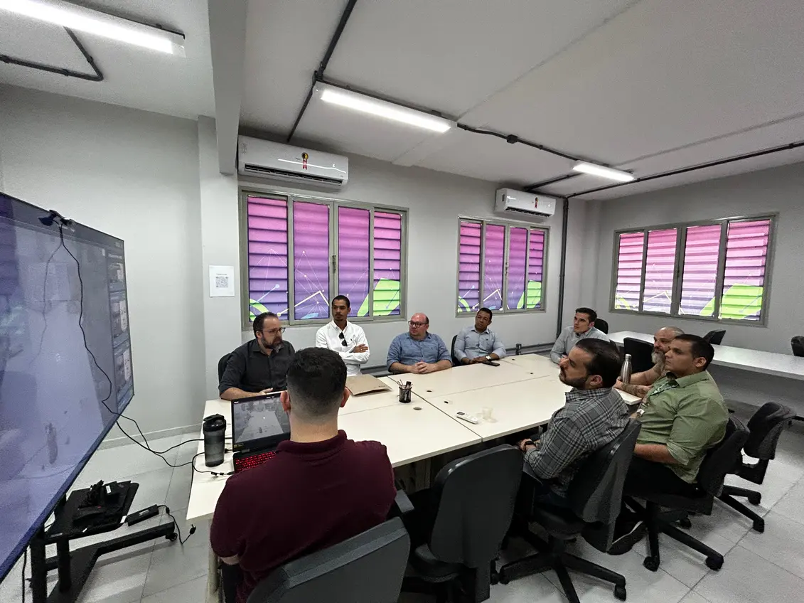 SSP-PI e shoppings de Teresina avançam em integração de videomonitoramento com IA 1 Representantes da SSP-PI, Piauí Gov Tech, shoppings e Caixa Econômica Federal em reunião para discutir a integração do sistema de videomonitoramento por inteligência artificial (SPIA) em Teresina.