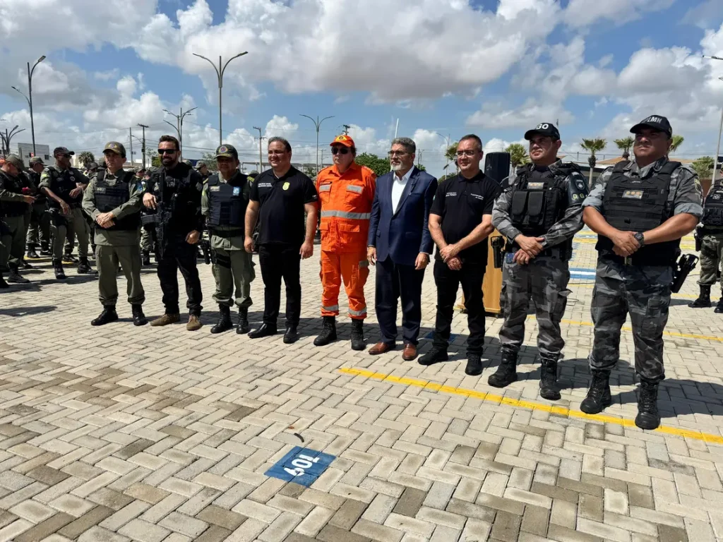 Policiais militares e civis reunidos em Parnaíba para reforçar a segurança no litoral do Piauí durante o Carnaval 2026.