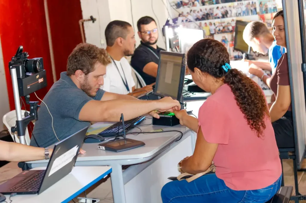 Carteira de Identidade Nacional (CIN) com o CPF em destaque, simbolizando a atualização obrigatória para servidores públicos do Piauí.
