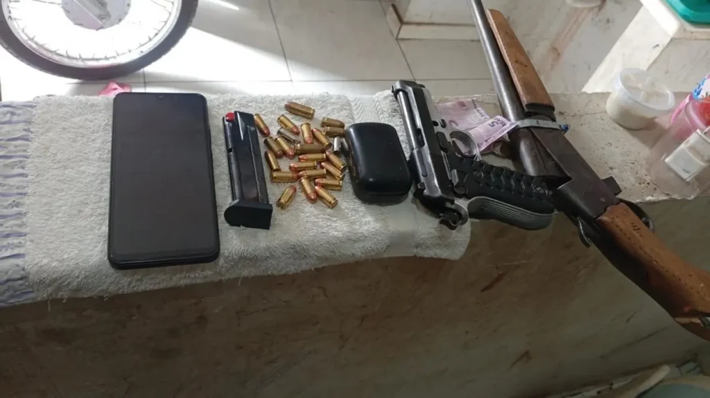 Armas de fogo, munições, pacotes de drogas (maconha, crack, cocaína, loló) e dinheiro em espécie apreendidos em Água Branca, Piauí.