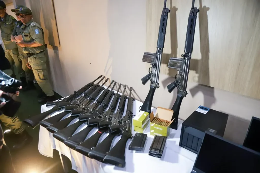 Autoridades em evento de entrega de 50 fuzis e equipamentos de informática para as Polícias Militar e Civil do Piauí.