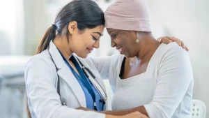 Representação visual de fatores de risco preveníveis para o câncer, como tabaco, álcool, infecções e sedentarismo, conforme relatório OMS/IARC.