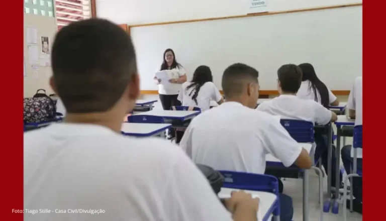 Governo do Ceará anuncia 2 mil vagas para professores e reajuste salarial