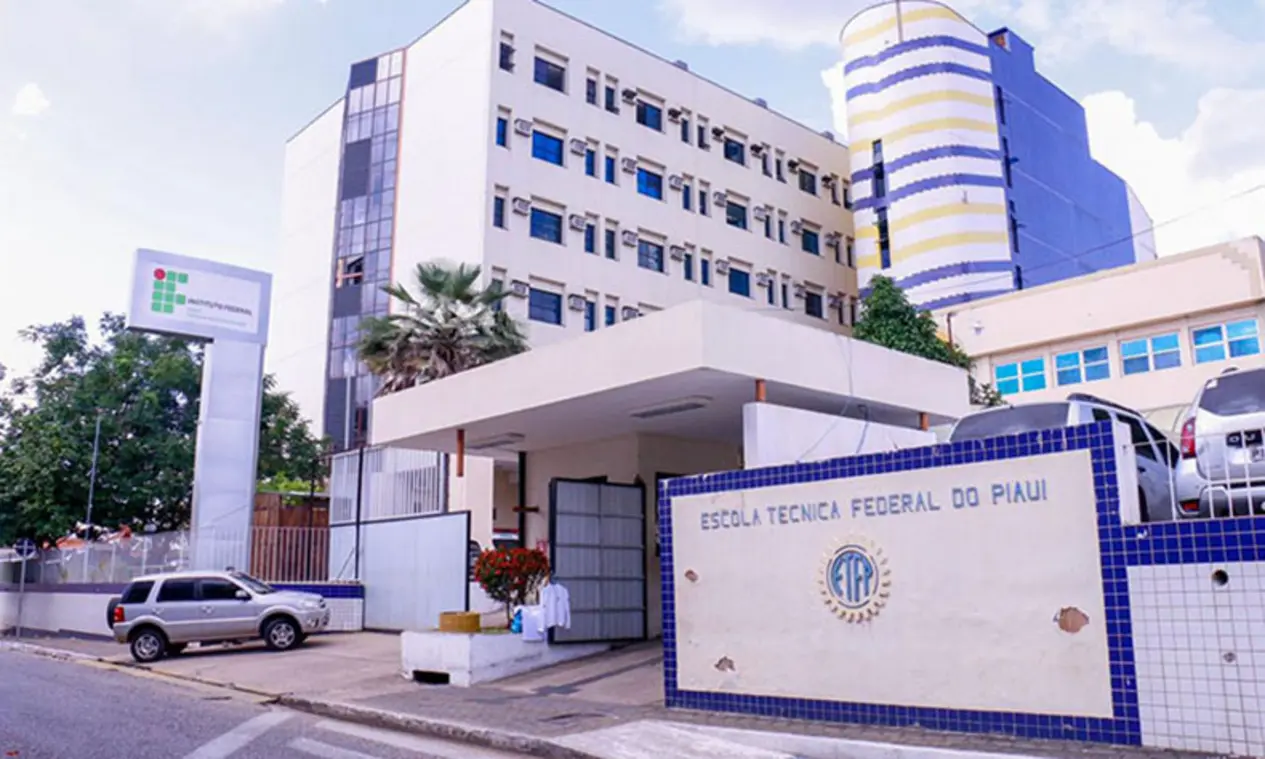 IFPI abre concurso com 81 vagas para professor em Teresina 1 Logo do Instituto Federal do Piauí (IFPI) com menção a concurso público para professor da carreira EBTT