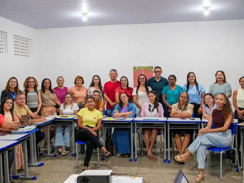 Crianças do ensino fundamental de Novo Oriente do Piauí lendo livros em sala de aula, simbolizando o aumento de 177% na fluência leitora após parceria com o Instituto Alfa e Beto.