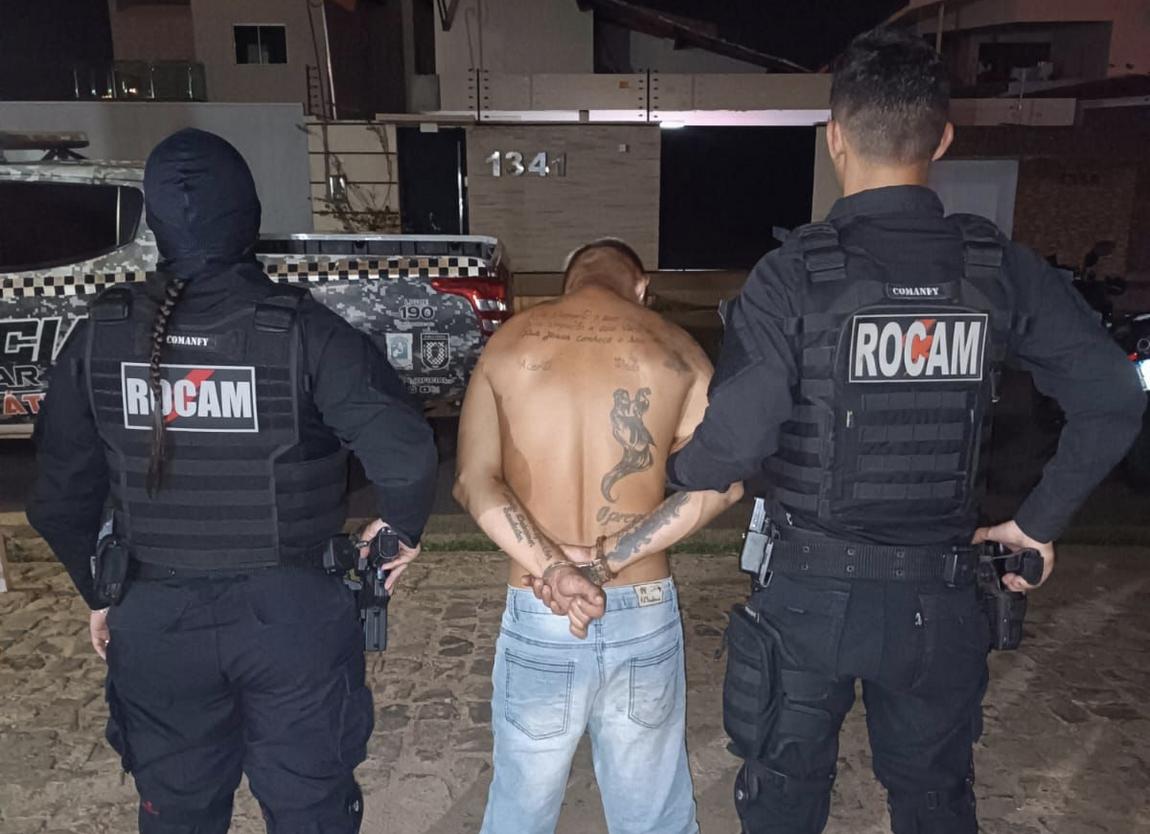 Homem é preso em Picos por ameaça com simulacro de arma de fogo 1 Simulacro de pistola, com formato semelhante a uma arma real, apreendido pela Polícia Militar em Picos.