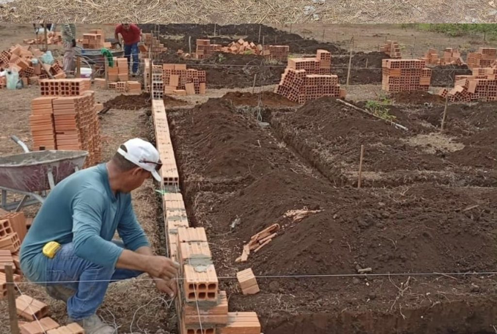 Policiais militares e civis exibem armas de fogo e motocicletas apreendidas após prisão de casal em Água Branca, Piauí.