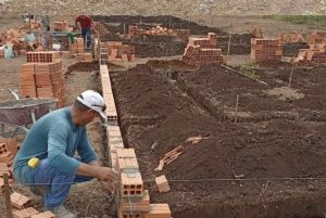 Policiais militares e civis exibem armas de fogo e motocicletas apreendidas após prisão de casal em Água Branca, Piauí.