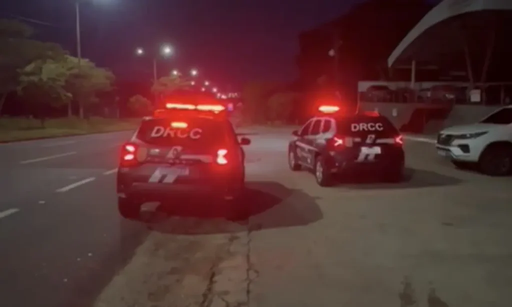 Policiais civis em ação durante a Operação Cartão Fantasma contra fraude de cartões de crédito em Teresina.