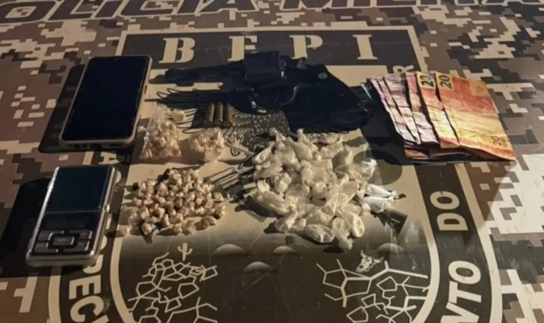 Polícia Militar apreende 200 porções de drogas e arma em Água Branca