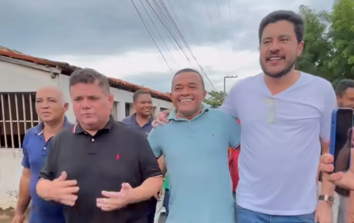 Prefeitura de Amarante inicia pavimentação asfáltica com emenda estadual 1 Máquinas e operários realizando a pavimentação asfáltica no bairro Areias, Amarante.