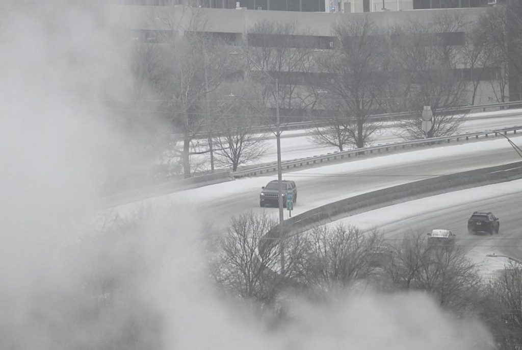 Engarrafamento de veículos em rodovia coberta por neve na Carolina do Norte após nevasca histórica