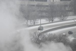 Engarrafamento de veículos em rodovia coberta por neve na Carolina do Norte após nevasca histórica