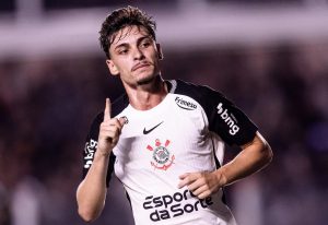 Breno Bidon, volante do Corinthians, com troféu de melhor jogador da Supercopa 2026