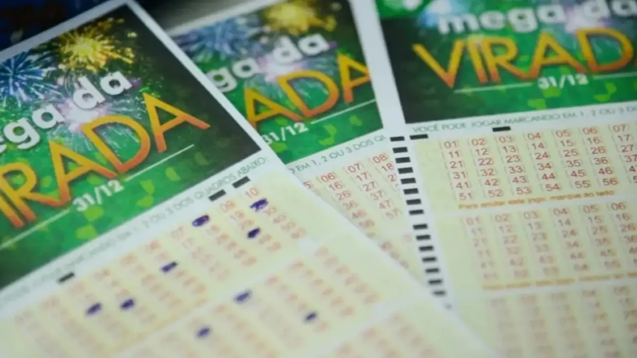 Justiça determina que compadres dividam prêmio da Mega da Virada 1 Ilustração de bilhete da Mega da Virada, martelo de juiz e notas de dinheiro, simbolizando a disputa judicial por prêmio de loteria.