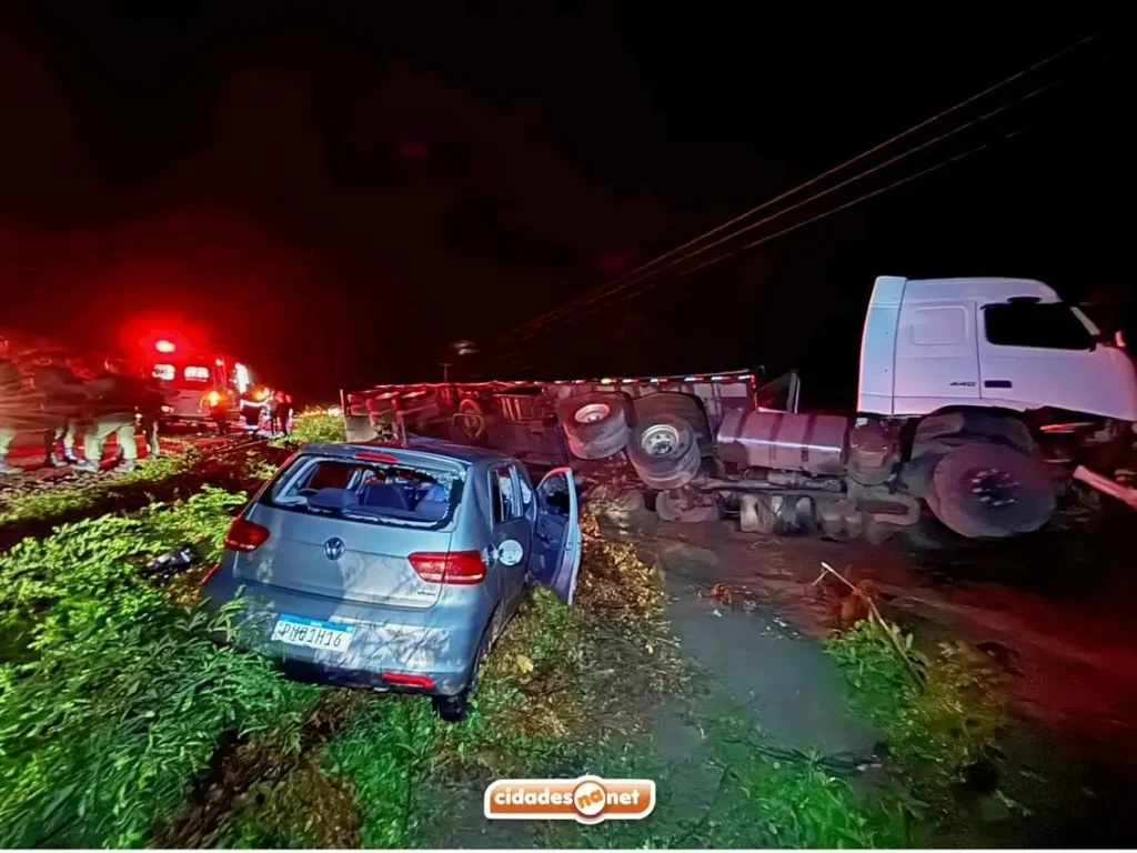 Cena de acidente grave na BR-316 com carro Volkswagen Fox e carreta colididos, veículos fora da pista e equipes de resgate atuando.
