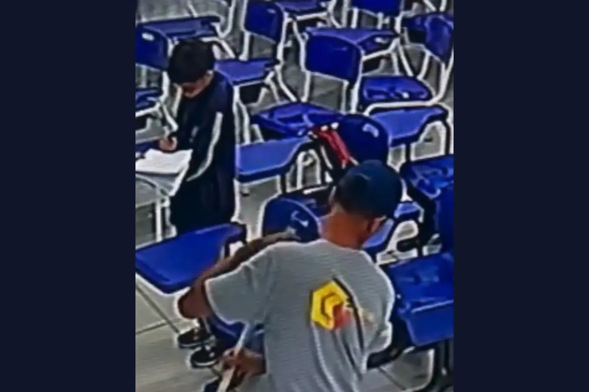 Colaborador de limpeza ajuda aluno a concluir atividade em escola de São Luís-MA 1 Colaborador Isaías Pinheiro auxiliando estudante em sala de aula na UEB José de Ribamar Bogéa, em São Luís.