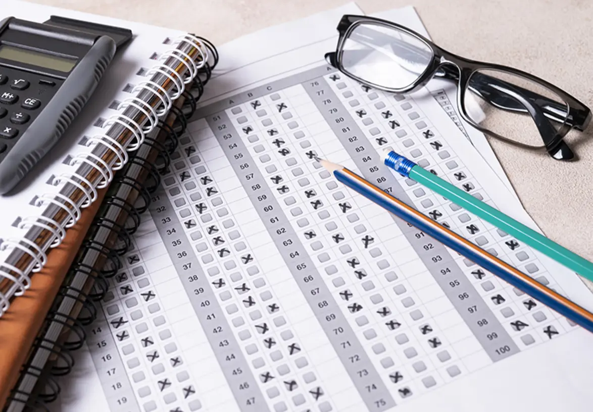 Prefeitura de Pimenteiras abre processo seletivo com 74 vagas; inscrições encerram sexta-feira 1 Edital de processo seletivo com caneta e formulário de inscrição