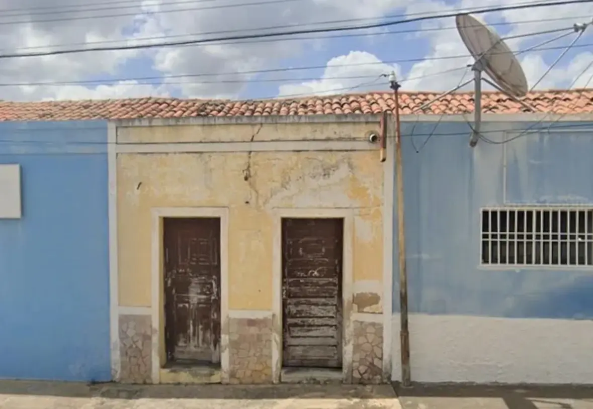 Ilustração de diversos imóveis, como casas, prédios e galpões, representando o leilão de propriedades dos Correios em vários estados brasileiros.