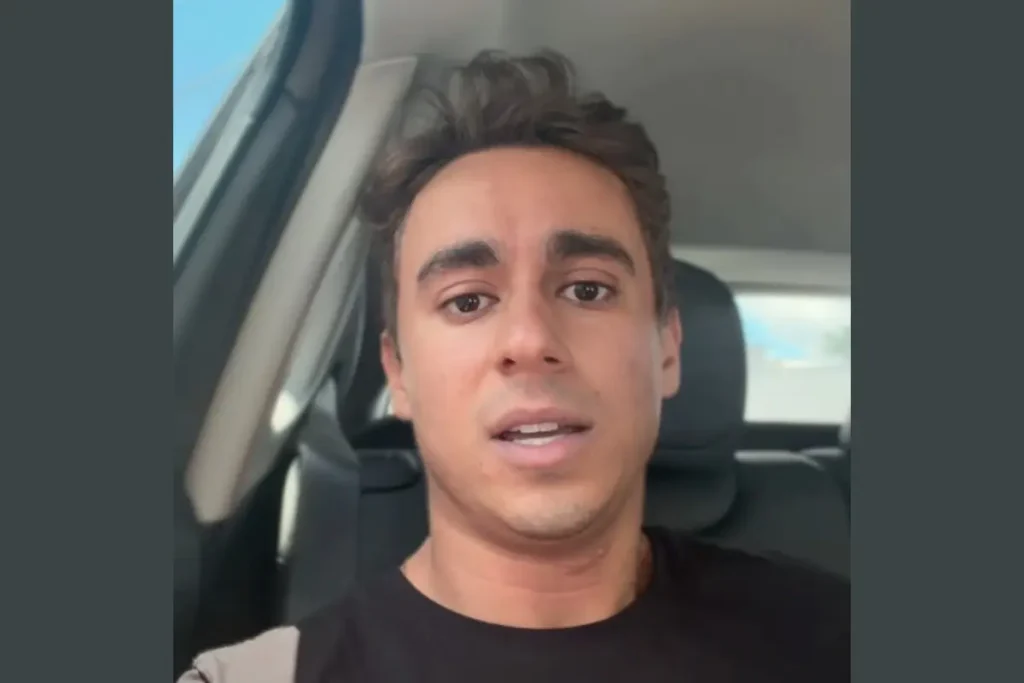 Deputado federal Níkolas Ferreira em pronunciamento, com expressão séria, criticando o Carnaval e o uso de verbas públicas.