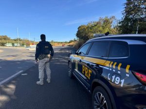 Policiais da Polícia Rodoviária Federal (PRF) em Parnaíba, Piauí, durante operação ou patrulhamento