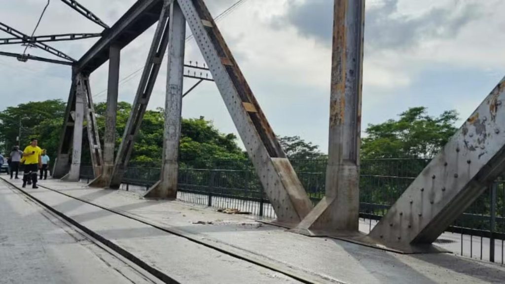 Ponte Metálica interditada com equipes de resgate e perícia após acidente de motocicleta fatal