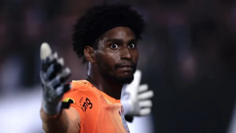 Portuguesa pune torcedores por ofensas racistas contra goleiro do Corinthians