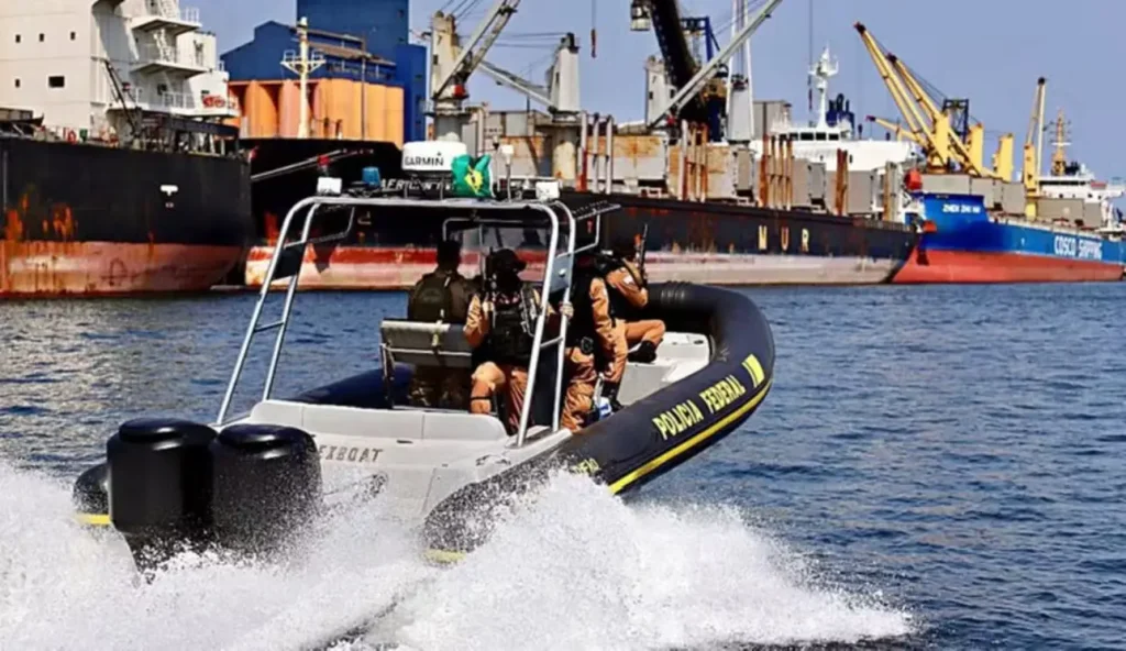 Agentes da Polícia Federal em ação durante a Operação Rota Marítima contra o tráfico internacional de drogas no Maranhão.