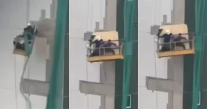 Dois trabalhadores da construção civil presos em andaime balançando durante chuva e ventania em Imperatriz, Maranhão, aguardando resgate dos Bombeiros.