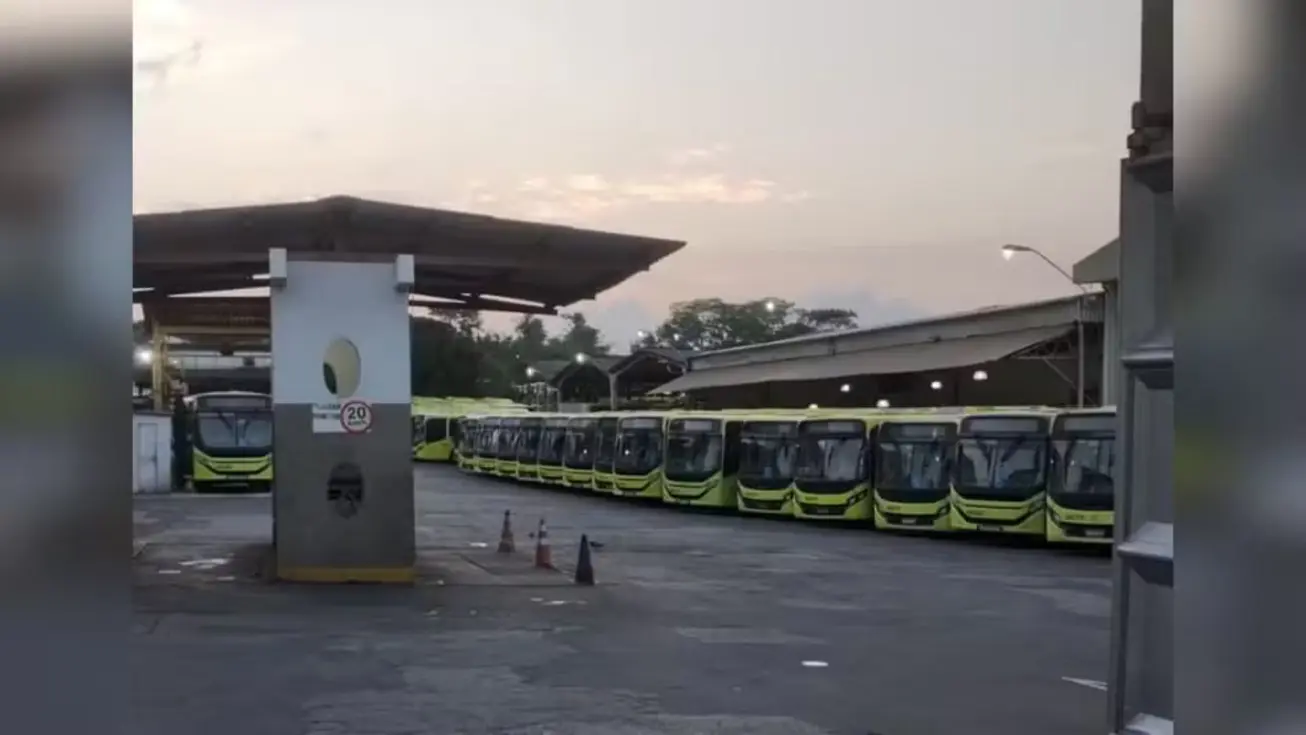 Rodoviários de São Luís-MA mantêm greve por oitavo dia apesar de decisão judicial 1 Rodoviários em protesto durante greve de ônibus em São Luís, Maranhão, paralisando o transporte urbano.
