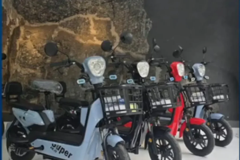 Sete motocicletas, modelos populares, furtadas em loja na capital paulista.