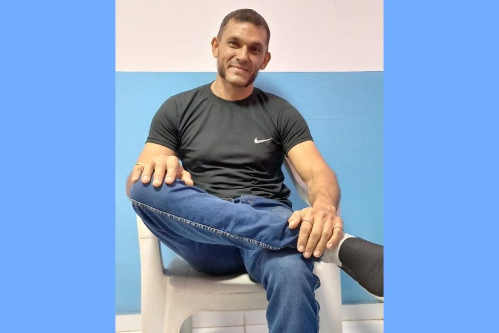 Retrato de Irlam Teixeira, professor, compositor e artista de São Gonçalo do Piauí, autor da música 'Orgulho de Vaqueiro'.