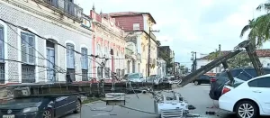 Poste de energia com transformador caído sobre a Rua Rio Branco, Centro de São Luís, com fiação elétrica espalhada pela pista e veículos atingidos.