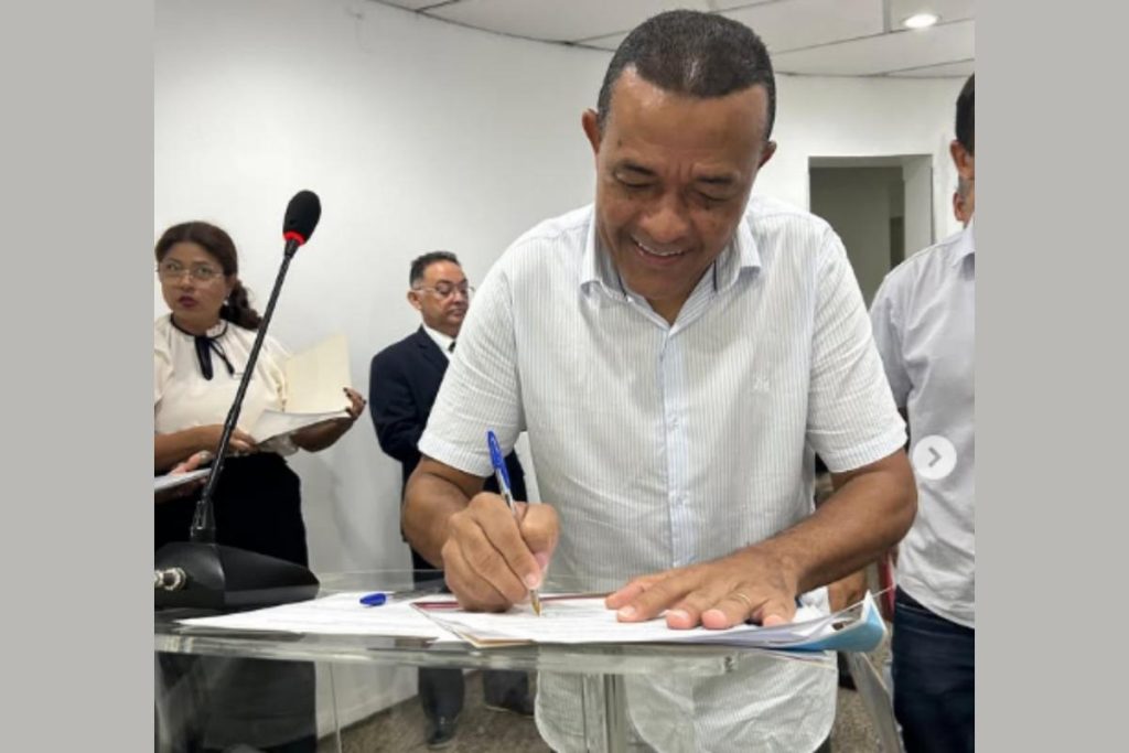 Prefeito Adriano Silva de Amarante assinando documento de adesão ao programa Trânsito Seguro, Vidas Protegidas no Tribunal de Contas do Piauí, ao lado de autoridades.