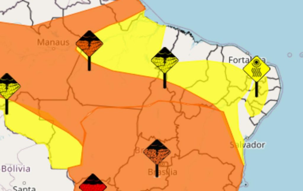 Nuvens escuras de tempestade com raios e chuva forte, simbolizando o alerta do Inmet para temporais no Piauí.