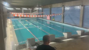 Piscina de academia, cenário de intoxicação que resultou em morte e internações em São Paulo.