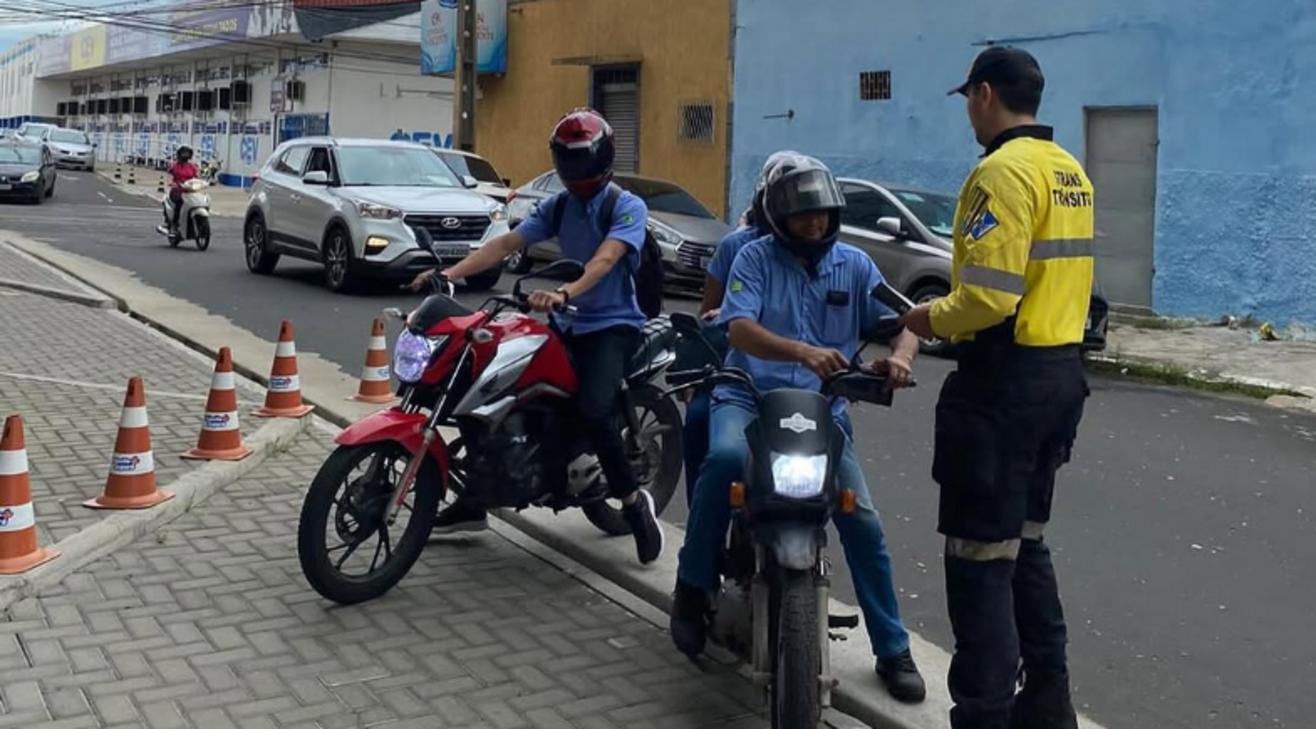 Motociclista em trânsito urbano de Teresina, representando a categoria após cancelamento de multa indevida pela STTrans.