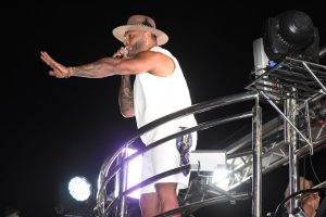 Tony Salles cantando em palco iluminado para grande público na Avenida Afrânio Filho durante o Zé Pereira Amarante 2026.