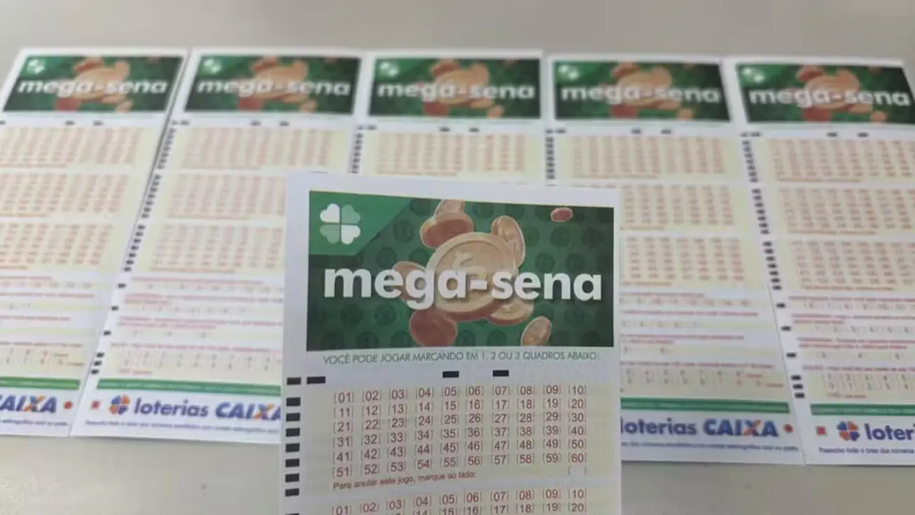 Números sorteados da Mega-Sena 2973, bilhete de loteria e cédulas de dinheiro