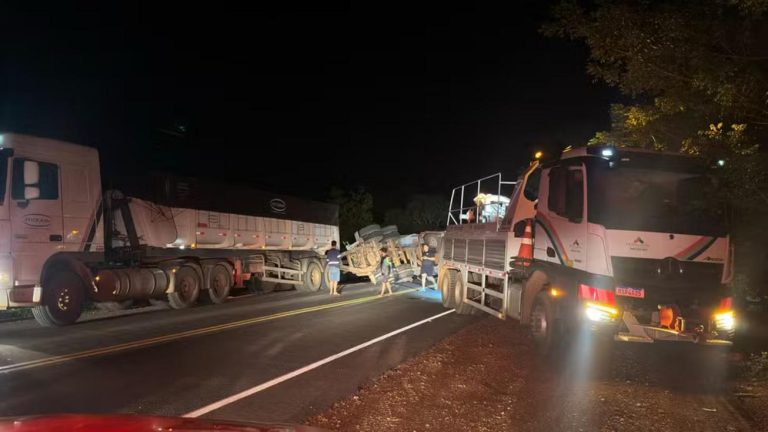 Caminhão com grãos tomba na PI-324 em Uruçuí após motorista relatar falta de freio