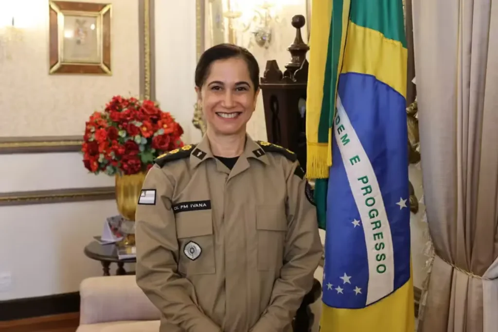 Coronel Ivana Teixeira Andrade, primeira mulher a ser promovida a coronel na Polícia Militar da Bahia (PM-BA), em uniforme militar.