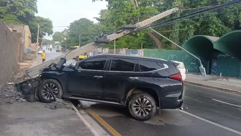 Durante forte chuva, carro derruba poste e causa risco na Avenida João Pessoa, em São Luís
