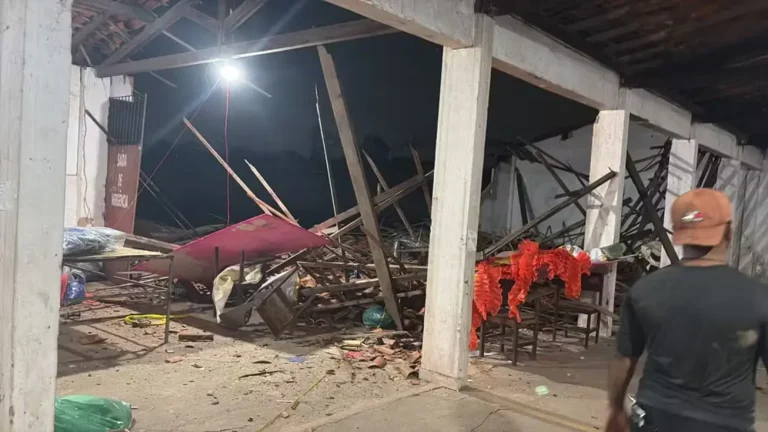 Teto de barracão de escola de samba desaba e fere quatro pessoas em São Luís-MA