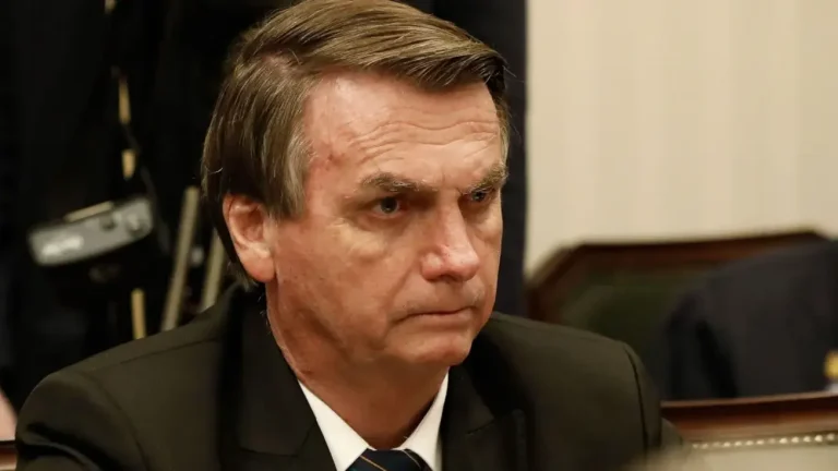 Jair Bolsonaro recebe alta hospitalar e vai para casa cumprir prisão domiciliar com tornozeleira eletrônica