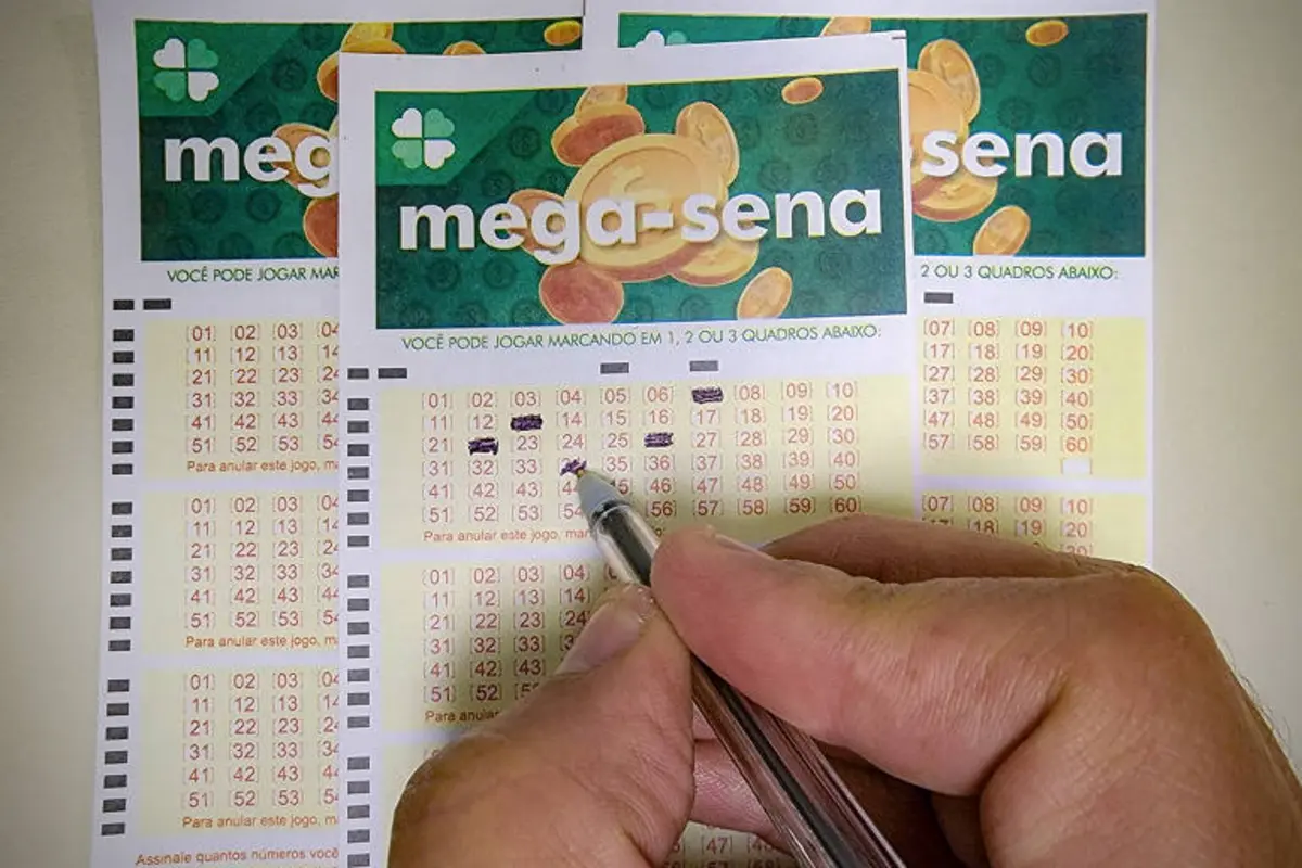 Bilhete da Mega-Sena com números sorteados e notas de dinheiro, simbolizando os prêmios da quina e o acúmulo para o próximo sorteio.